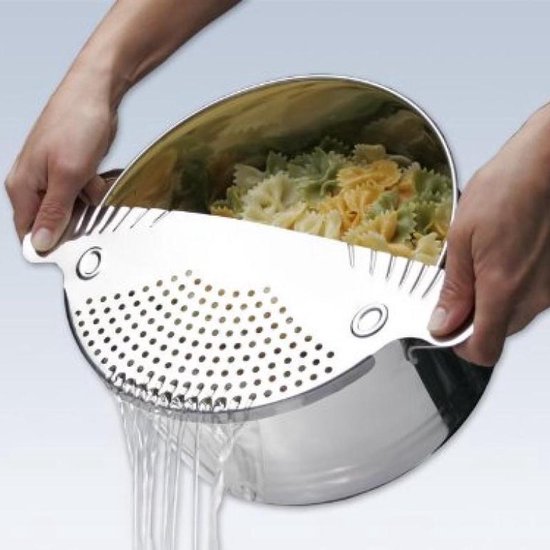 Roestvrijstalen afgietdeksel met handvatten, met gekleurde farfalle pasta.
