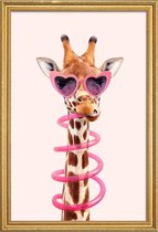 JUNIQE - Poster met houten lijst Thirsty Giraffe -20x30 /Bruin & Roze