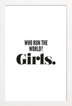 JUNIQE - Poster in houten lijst Run Girls -40x60 /Wit & Zwart