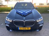 AUTODECO.NL - LAURA Luxe Trouwauto Decoratie - Bloemen voor op de Motorkap - Autodecoratie Huwelijk Trouwerij - Bloemstuk voor op de Auto - Blauwe Rozen met Linten