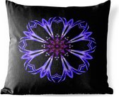 Sierkussen Mandala voor buiten - Een blauwe bloem mandala op een zwarte achtergrond - 60x60 cm - vierkant weerbestendig tuinkussen / tuinmeubelkussen van polyester