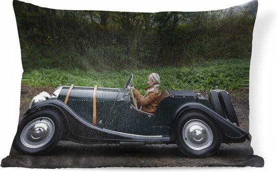 Direct films deze Sierkussens - Kussen - Oudere vrouw rijdt in een klassieke zwarte cabrio -  60x40 cm -... | bol.com