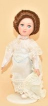 poupée en porcelaine, princesse Alice de Battenberg, 18 cm. haute