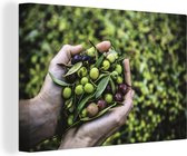 Homme aux olives à la main 140x90 cm - Tirage photo sur toile (Décoration murale salon / chambre)