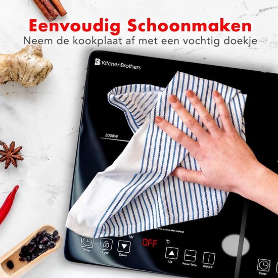 Hand veegt een zwarte inductie kookplaat schoon met een blauw-wit gestreept doekje. 'Eenvoudig Schoonmaken'.