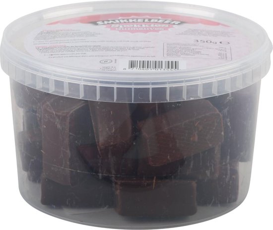 Een doorzichtige emmer gevuld met donkerbruine, vierkante chocolademarshmallows. De deksel heeft een roze label met 'SMIKKELBEER Spekkiers'.
