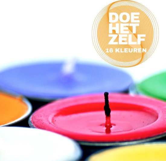 Close-up van rode, blauwe en groene theelichtjes. In oranje cirkel 'DOE HET ZELF 16 KLEUREN'.