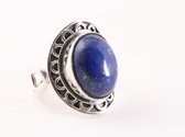 Bewerkte zilveren ring met lapis lazuli - maat 18