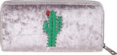 Een Musthave deze ruime portemonnee met op de voorkant een leuke cactus genaaid. De buitenkant voelt fluweel zacht aan. De portemonnee wordt afgesloten met een rits in bijpassende