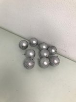 Kerstballen - 9 stuks - grijs met witte ijsvlokjes - met nepsneeuw erop