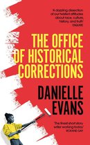 Boekomslag met rode en witte verfstrepen. Titel: THE OFFICE OF HISTORICAL CORRECTIONS door DANIELLE EVANS. Een vrouw met een gele trui en grijze broek schildert met een roller.