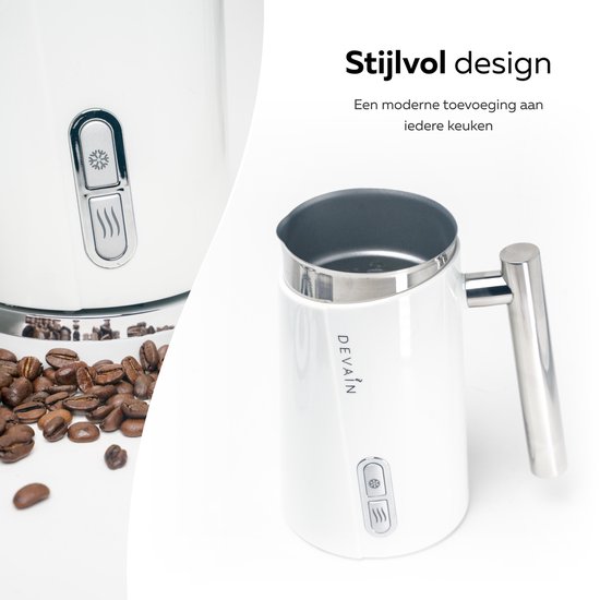 Witte melkopschuimer met zilverkleurige handgreep en bedieningsknop, naast koffiebonen.