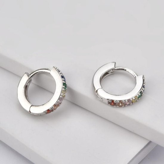 Zilverkleurige oorringen met multicolor zirkonia's en scharniersluiting.