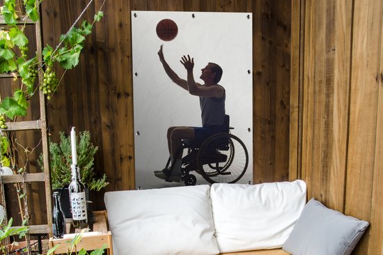 Une silhouette d'un basketteur en fauteuil roulant qui tire le panier Affiche de jardin 80x120 cm - Toile de jardin / Toile d'extérieur / Peintures d'extérieur (décoration de jardin)