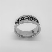 Edelstaal ring zilver kleur midden zwart coating met zilver motief werking in maat 22 . Deze ring is zowel geschikt voor dame of heer.