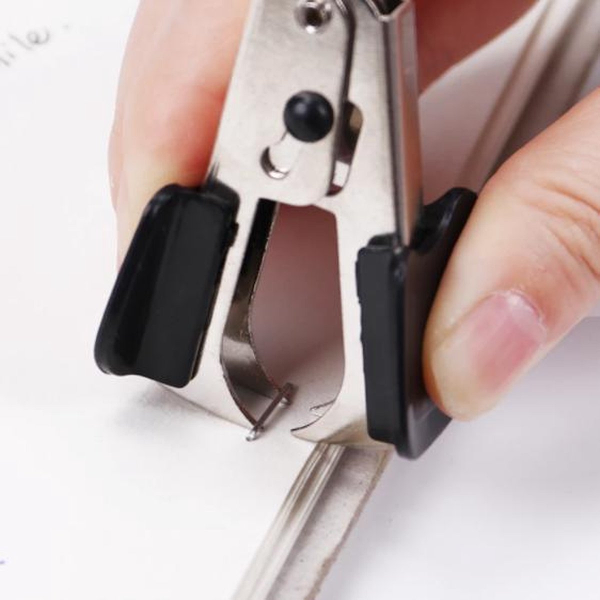 Nietjesverwijderaar, meubelnagelverwijderaar, gereedschap, duurzame nietjesverwijderaar, paperklauwgereedschap, sterkte, nietjestrekker, nageltrekker, metalen kop, nageltrekker, gereedschap, groen