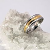 RVS - zilverkleurig triple diagonale streep ring, beide zijkant zilverkleurig en midden goudkleurig. maat 21. Deze ring is zowel geschikt voor dame of heer.
