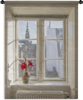 Wandkleed Uitzicht - Uitzicht op de stad met een amaryllis in de vensterbank Wandkleed katoen 60x80 cm - Wandtapijt met foto