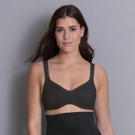 Mannequin portant un soutien-gorge noir avec armatures, bretelles larges et réglables, et liseré décoratif.