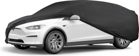 Een witte auto bedekt met een nauwsluitende, zwarte Walser autohoes, staand op een witte achtergrond.