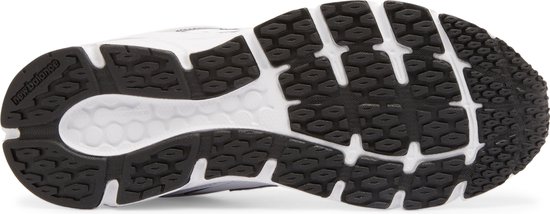 Onderkant van de witte New Balance sneaker met zwart en wit profiel.