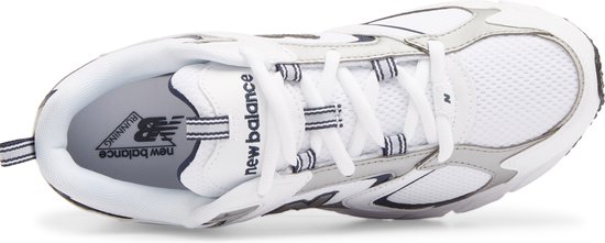 Bovenaanzicht van een witte New Balance 408 sneaker, met 'New Balance Running' op de binnenzool.