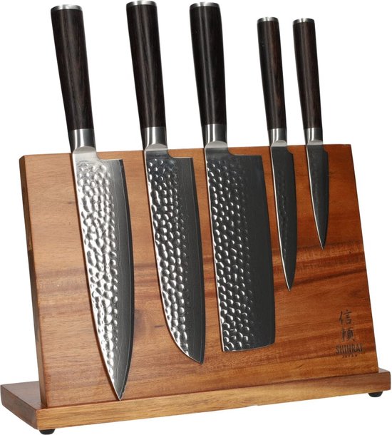 Set de 5 couteaux de cuisine japonais à lame damassée martelée et manche en bois sombre, debout sur un bloc magnétique en bois.