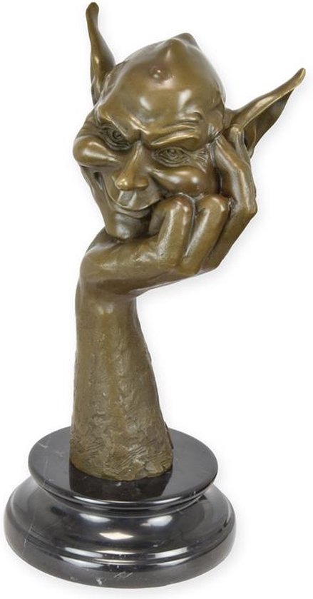 Het Meisje Neemt Haar Gezicht Door Gezichtsmasker Ze Gebruikt Zwart Masker En Groen De Zwarte Kleur Vormt Houtskool Schattige Image159357645