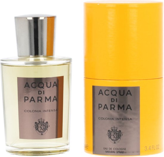 Glazen fles met gele vloeistof en zilveren dop, naast een gouden cilinder met "ACQUA DI PARMA COLONIA INTENSA" erop.