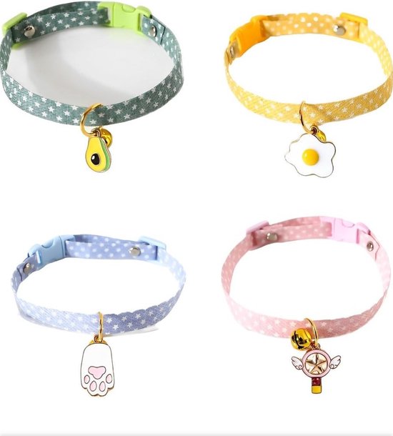 Vier kattenhalsbanden in groen, geel, blauw en roze, elk met een sterrenpatroon en een unieke bedel: avocado, gebakken ei, pootafdruk, magische staf.