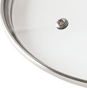 Detail van de roestvrijstalen rand en het ventilatiegat van een glazen pan deksel.