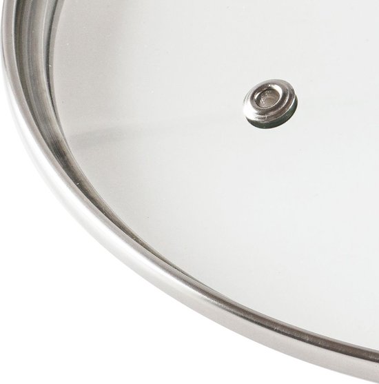 Detail van de roestvrijstalen rand en het ventilatiegat van een glazen pan deksel.