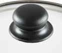 Close-up van het zwarte handvat en het glazen deel van een pannendeksel.
