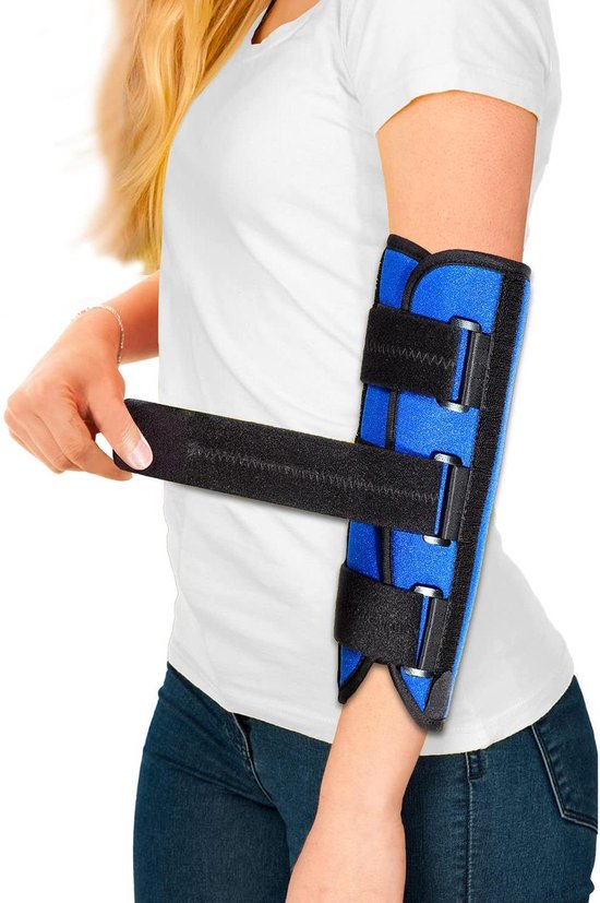 Blauwe elleboogbrace met 3 zwarte banden, bij een vrouw die een band vastmaakt.