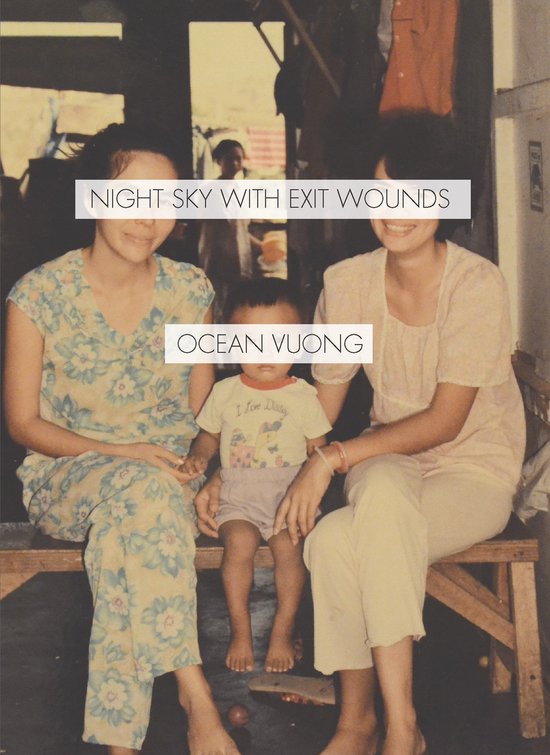 Deux femmes et un enfant assis sur un banc, avec le texte "NIGHT SKY WITH EXIT WOUNDS OCEAN VUONG".