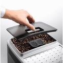 Hand vult de bonenreservoir van de De'Longhi Magnifica S met koffiebonen.
