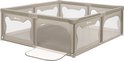 Beige box met mesh zijkanten, schuine poten en openklapbare ingang.