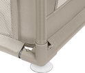 Close-up van de onderkant van een beige box met een hoekverbinding en zuignappen.
