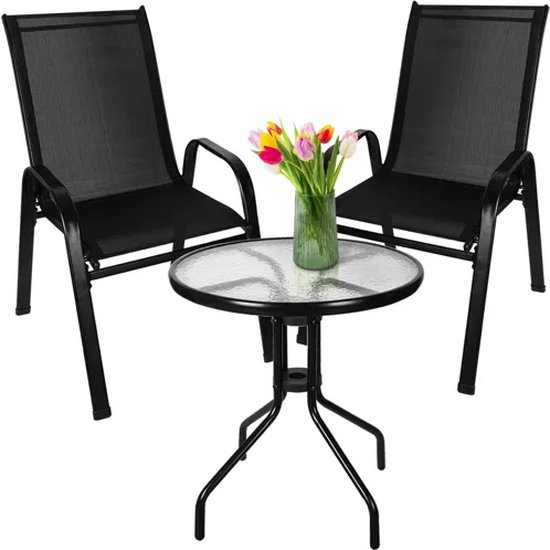 Zwart bistroset met een vaas bloemen op de tafel en twee stoelen, op witte achtergrond.