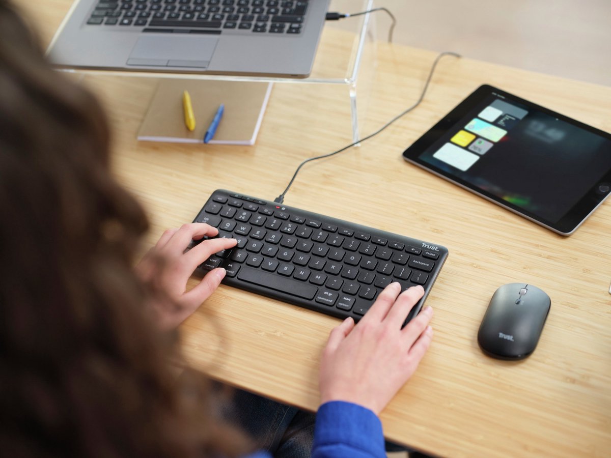 Trust Lyra Compact Dradloos Toetsenbord, QWERTY Layout, Bluetooth Keyboard, 85% Gerecycled Materiaal, Oplaadbare Batterij, Multi-Device, PC, Laptop, Mac, Tablet, iPad, Android, iOS – Zwart