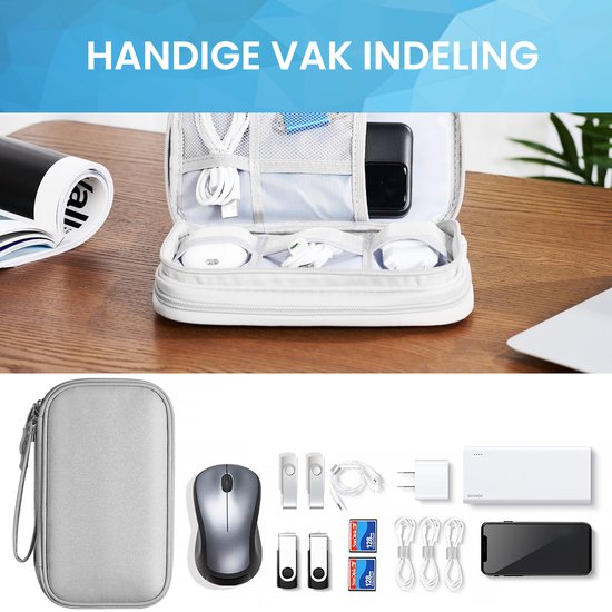 Grijze etui, geopend met vakjes en gevuld met oplaadkabels, oordopjes en een telefoon. Naast de etui een muis, USB-sticks, SD-kaarten, oplader, powerbank en telefoon.