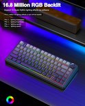 Zwart mechanisch toetsenbord met grijs getinte toetsen, met veelkleurige RGB-verlichting langs de onderkant.