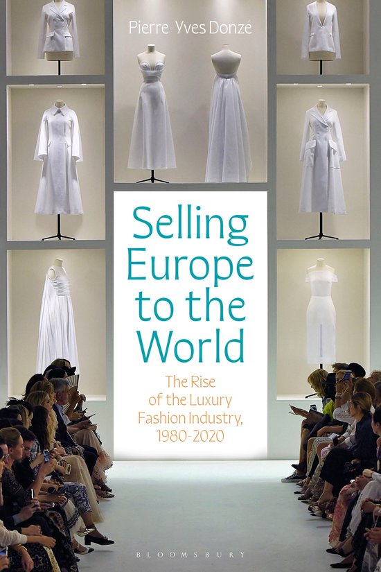 Boekomslag van 'Selling Europe to the World' met modieuze witte kledingstukken op mannequins en een publiek.