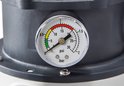 Drukmeter op een zandfilterpomp met PSI- en bar-aanduidingen en gekleurde secties.