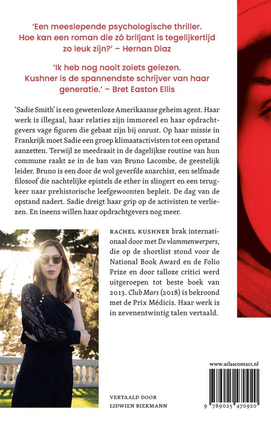 Achterkant van het boek Creation Lake met een vrouw op de foto. 'Een meeslepende psychologische thriller. Hoe kan een roman die zó briljant is tegelijkertijd zo leuk zijn?' - Hernan Diaz. 'Ik heb nog nooit zoiets gelezen. Kushner is de spannendste schrijver van haar generatie.' - Bret Easton Ellis