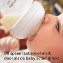 Bébé boit dans un biberon Philips Avent, la tétine ne laisse passer le lait que lorsque le bébé boit.
