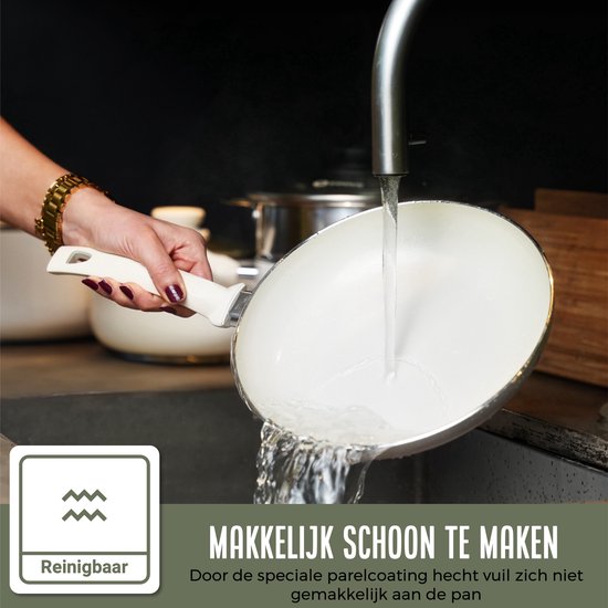 Hand wast een witte pan af onder de kraan.