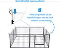 Detail van een scharnierende verbinding van een zwarte metalen puppyren.