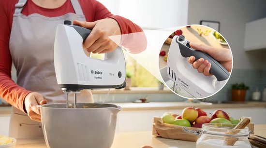 Witte Bosch ErgoMixx handmixer van 750W in gebruik in een keuken, met een focus op de ergonomische grip.