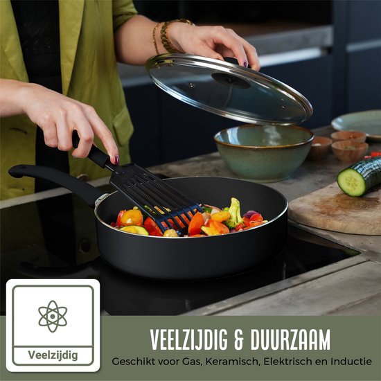 Une poêle remplie de légumes est préparée sur une plaque de cuisson.